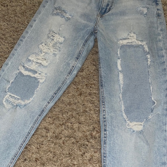 These are almost brand new aeropostale stretchy mom jeans - Picture 3 of 4